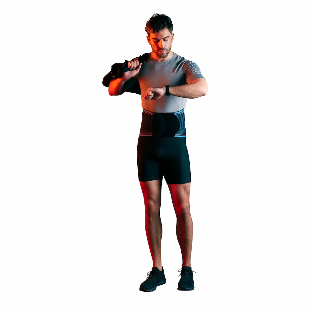 Ceinture de maintien lombaire Thuasne Sport portée par un homme, vue de face avec fermeture noire