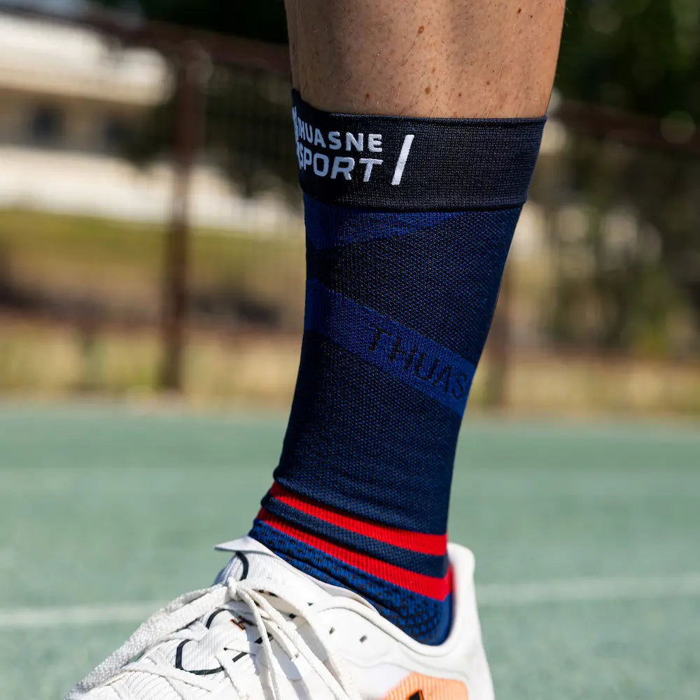Détail de la chaussette de compression Mid ACTIV Thuasne Sport homme portée