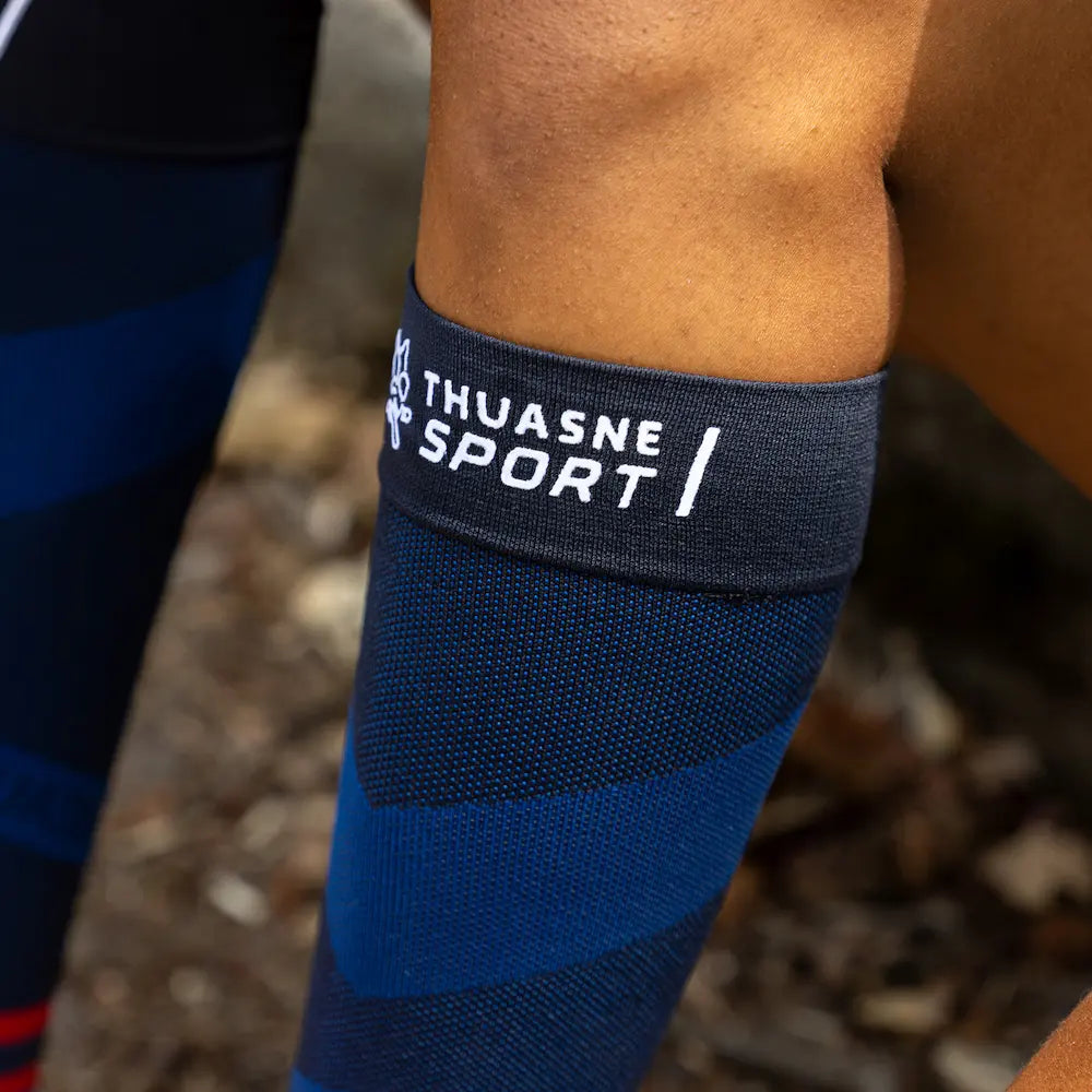 Détail du logo Thuasne Sport sur une chaussette longue de compression ACTIV