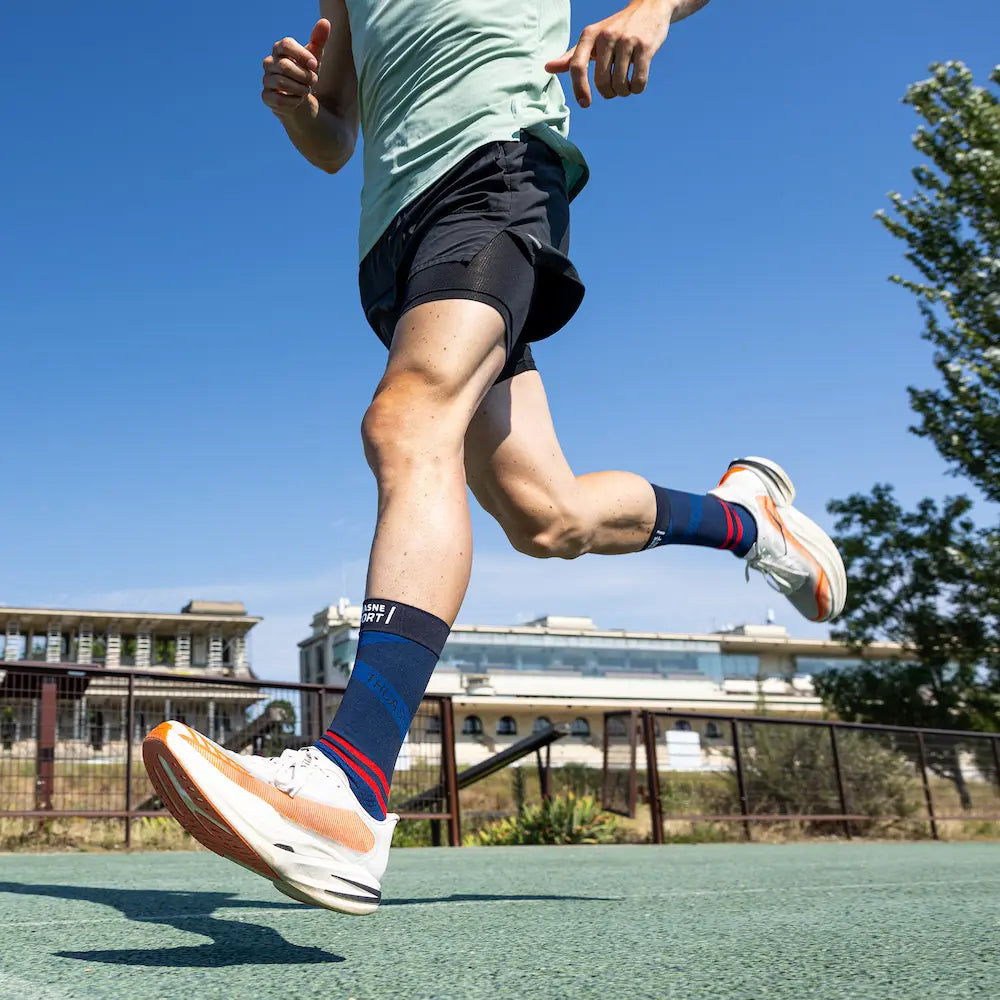 Gros plan sur les chaussettes de compression Mid ACTIV Thuasne Sport pendant la course