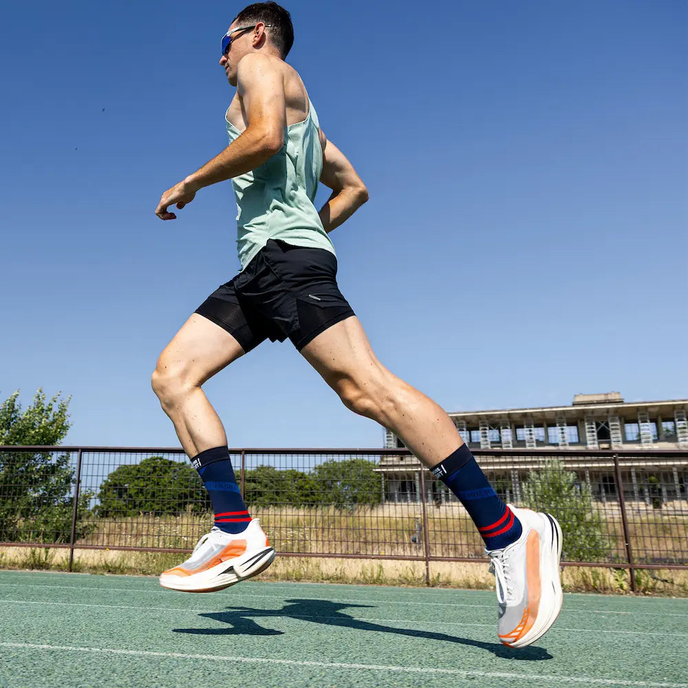 Homme courant avec des chaussettes de compression Mid ACTIV Thuasne Sport