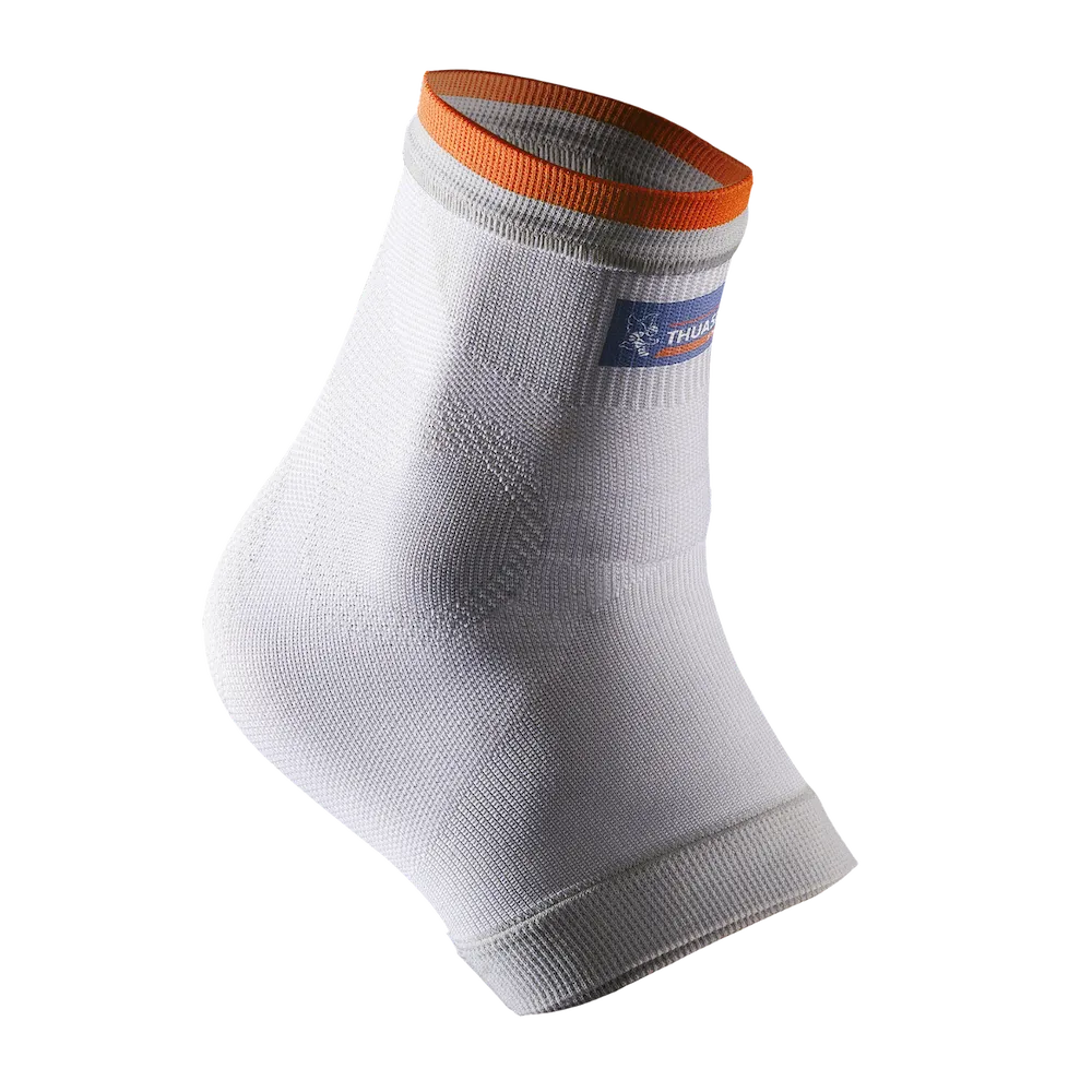 Chevillère de maintien intégral Thuasne Sport Stabilité 2 gris clair vue de trois-quarts avec bordure orange et logo