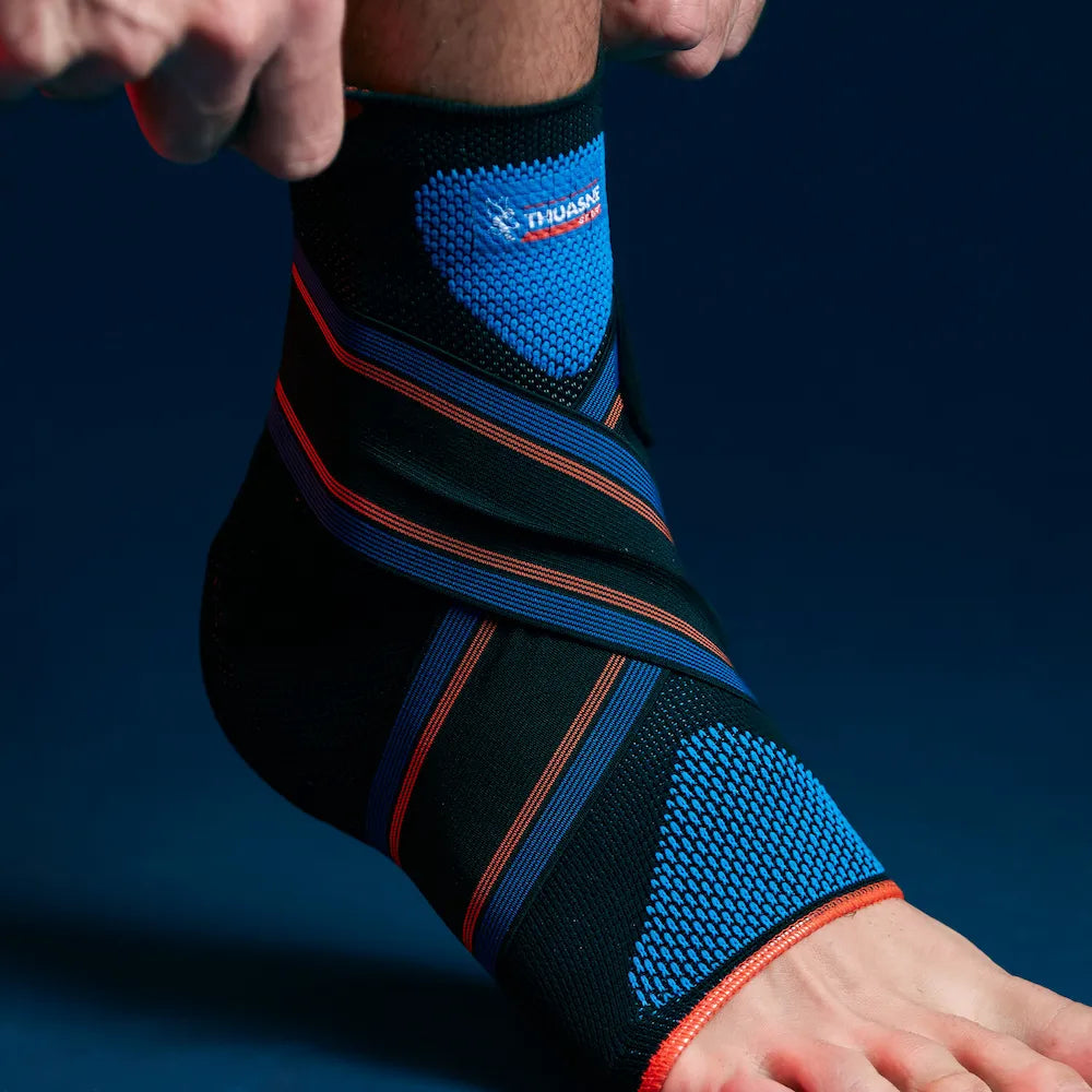 Gros plan latéral de la chevillère Novelastic Thuasne Sport Stabilité 4 portée avec logo et sanglage croisé