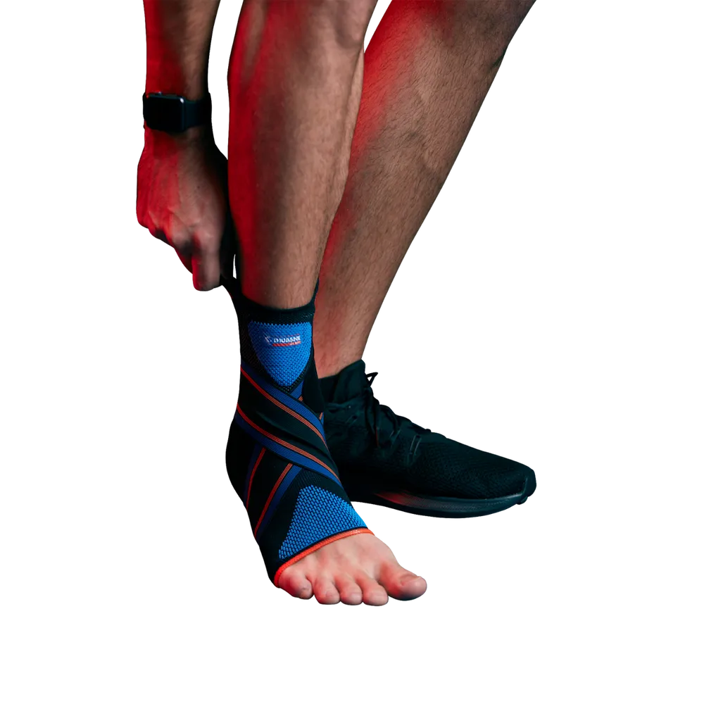 Chevillère Novelastic Thuasne Sport Stabilité 4 portée avec sanglage croisé à côté d’une chaussure de sport noire