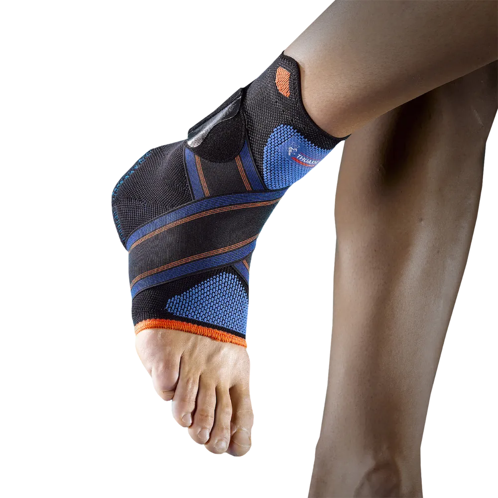 Chevillère Novelastic Thuasne Sport Stabilité 4 noire et bleue portée avec pied relevé et sanglage croisé