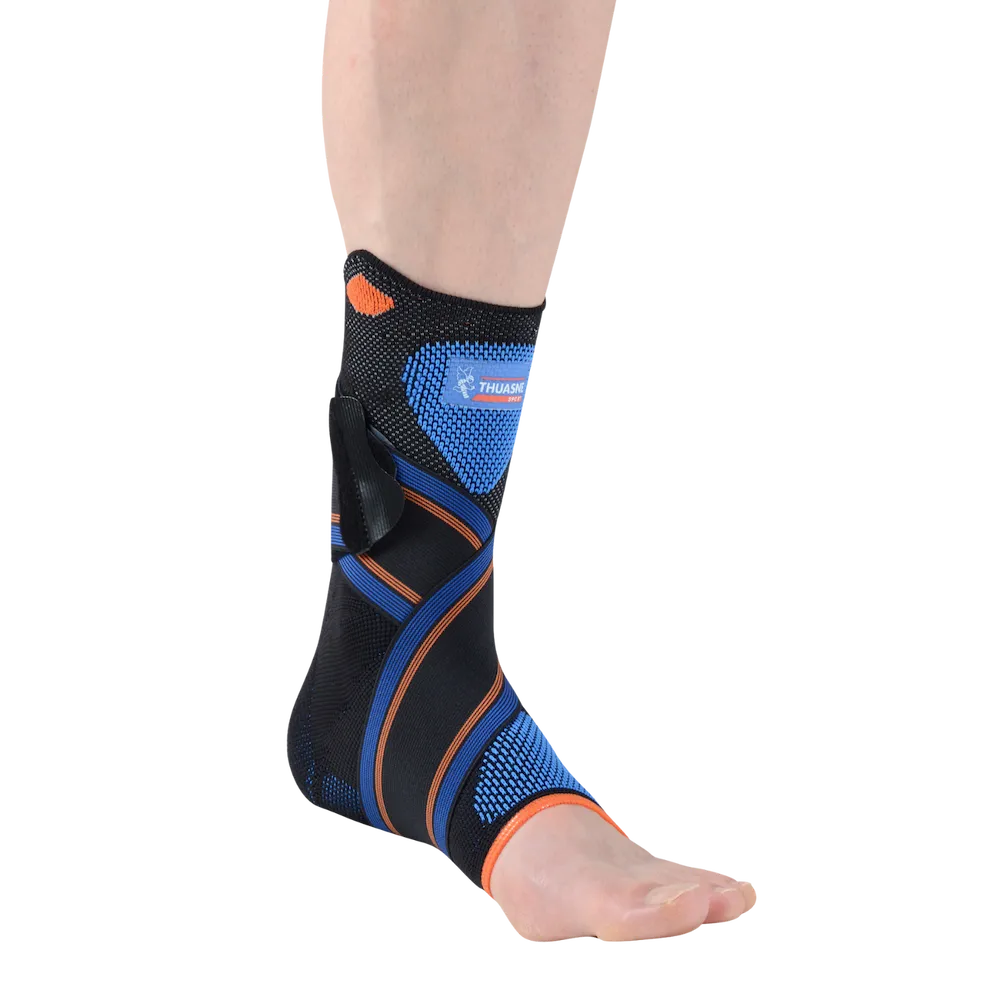 Chevillère Novelastic Thuasne Sport Stabilité 4 portée, vue latérale avec sanglage croisé noir et bleu