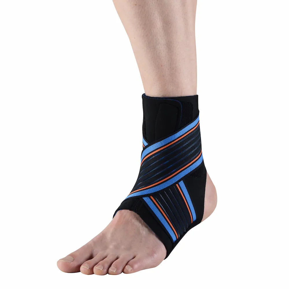 Chevillère strapping Thuasne Sport Stabilité 4 ouverte portée, vue du côté opposé avec strapping croisé