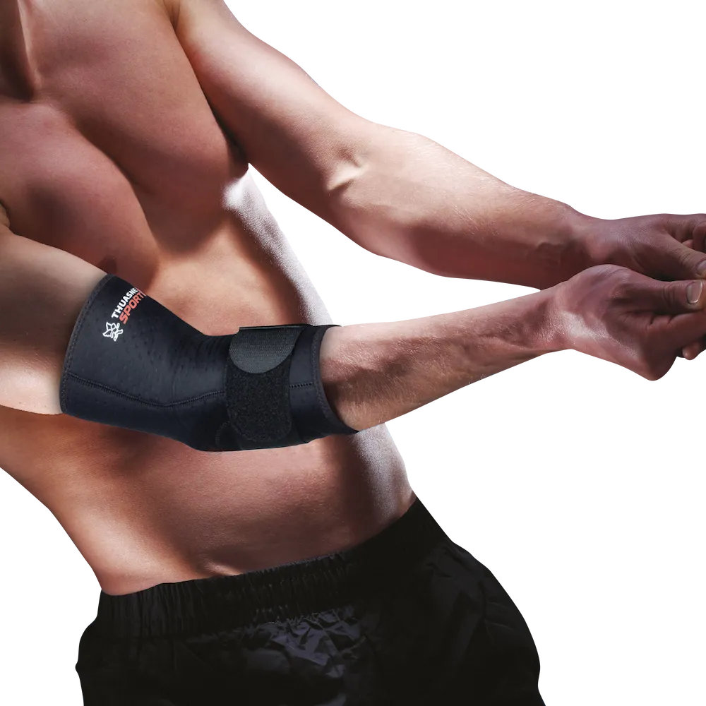 Homme ajustant la sangle de la coudière épicondylite Thuasne Sport noire