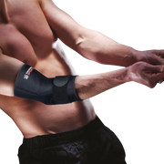 Homme ajustant la sangle de la coudière épicondylite Thuasne Sport noire