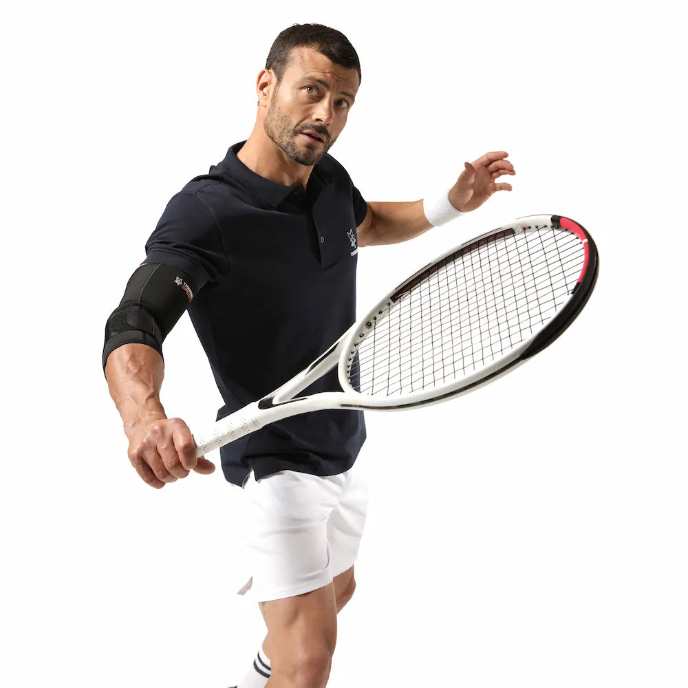Joueur de tennis portant une coudière épicondylite Thuasne Sport noire
