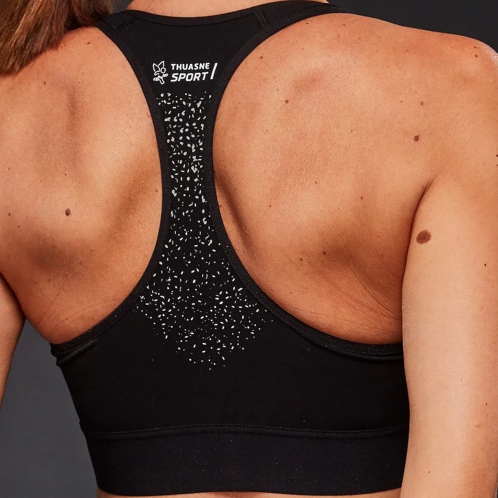 Détail dos de la brassière Feel Bra Thuasne Sport noire portée avec dos nageur et logo blanc