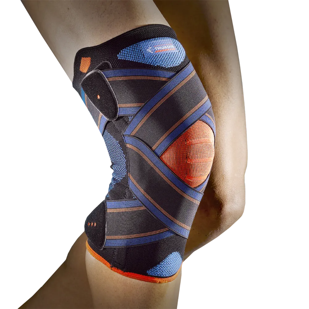 Genouillère stabilisatrice Thuasne Sport Novelastic Stabilité 4 portée sur un genou fléchi avec ouverture rotulienne