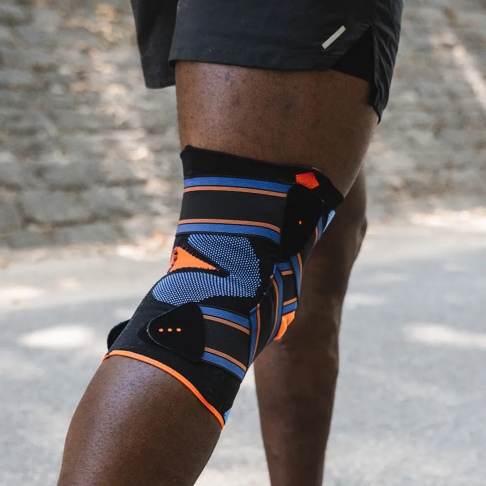 Genouillère stabilisatrice Thuasne Sport Novelastic Stabilité 4 portée, vue latérale avec sangles croisées