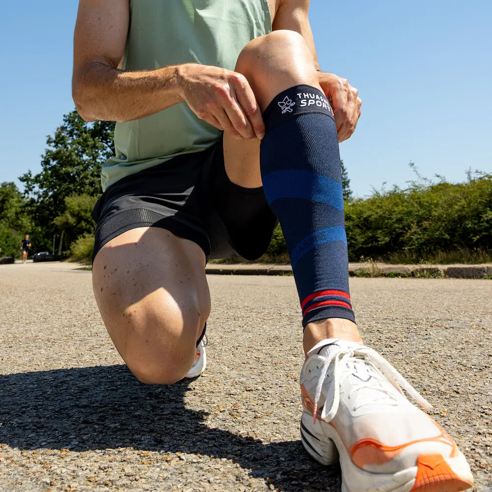 Sportif ajustant un manchon de compression ACTIV Thuasne Sport sur le mollet