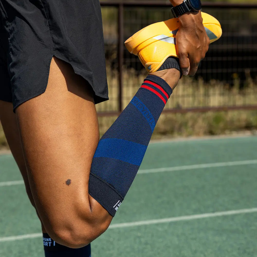Sportif en étirement portant un manchon de compression ACTIV Thuasne Sport