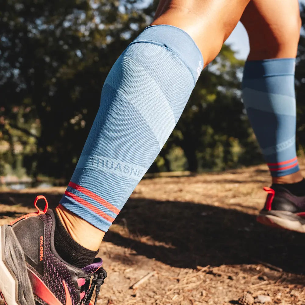 Manchons de compression ACTIV Thuasne Sport portés en extérieur