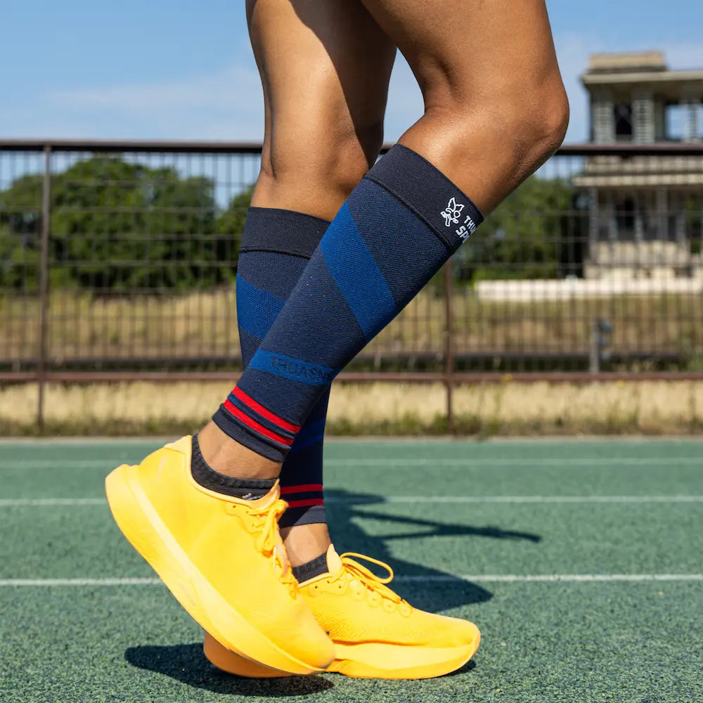 Gros plan sur les manchons de compression ACTIV Thuasne Sport homme portés