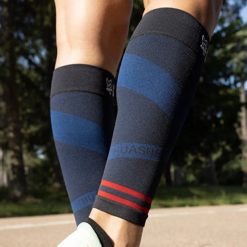 Détail des manchons de compression ACTIV Thuasne Sport homme bleu marine