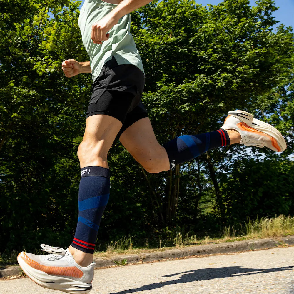 Coureur de profil portant les manchons de compression ACTIV Thuasne Sport