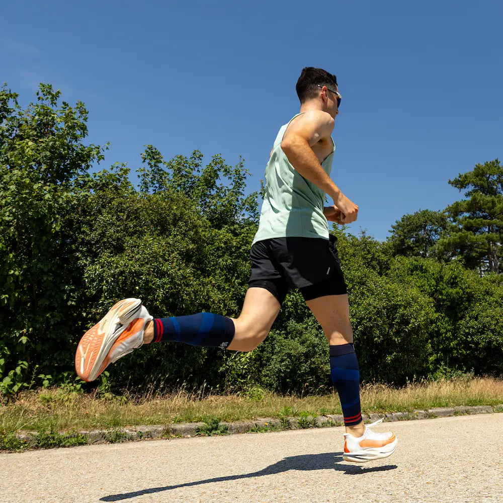 Homme en pleine course portant les manchons de compression ACTIV Thuasne Sport