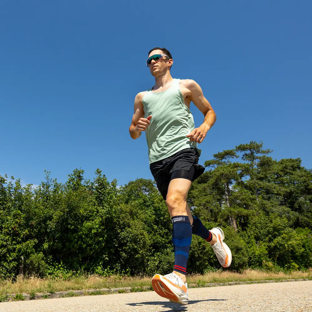 Coureur portant les manchons de compression ACTIV Thuasne Sport vue de face