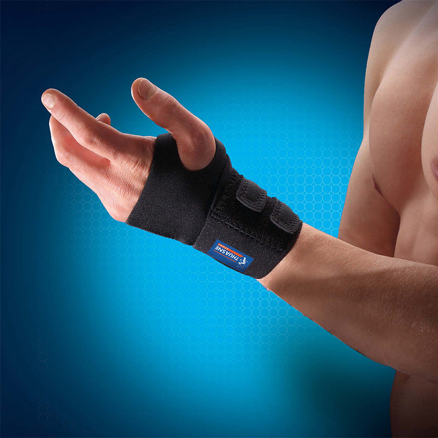 Orthèse poignet Thuasne Sport noire en néoprène portée avec ouverture pour le pouce sur fond bleu