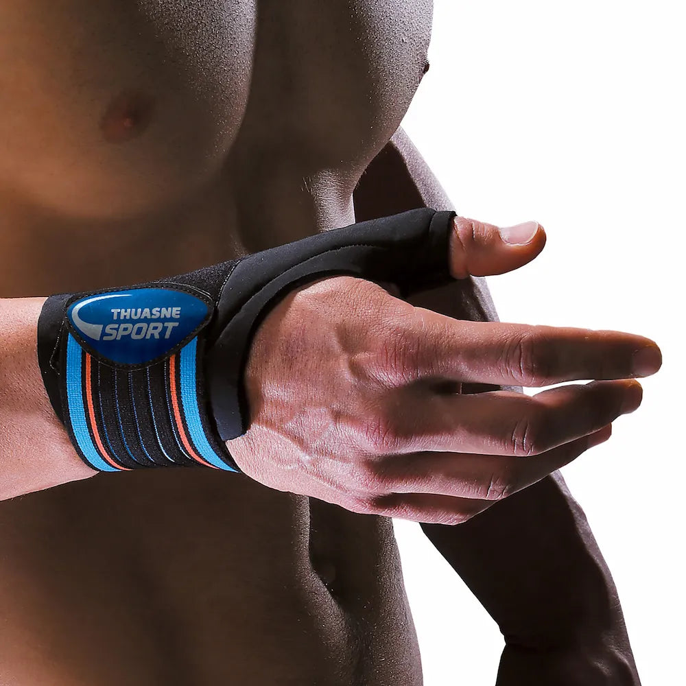 Strapping poignet pouce Thuasne Sport Stabilité 4 noir porté avec sangles bleues et orange