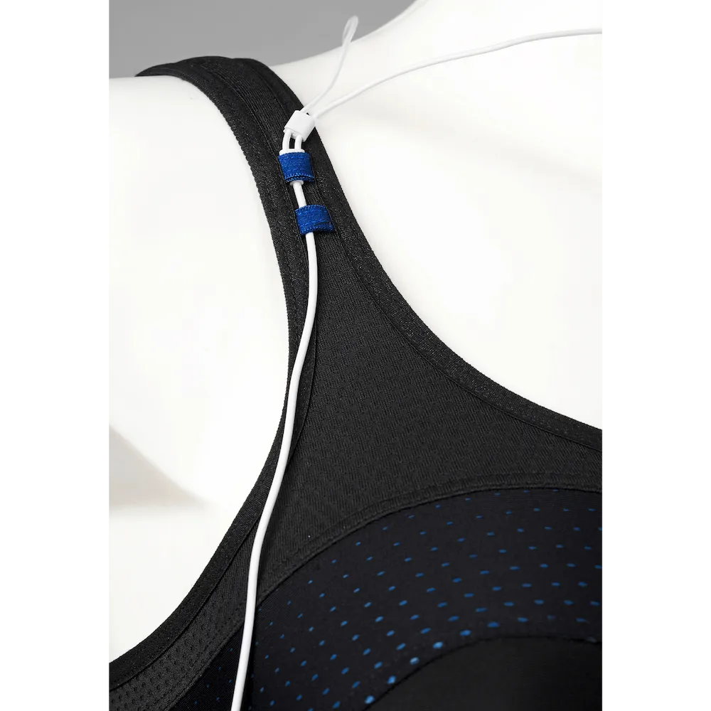 Détail des passants bleus sur la bretelle de la brassière Top' Strap Original Thuasne Sport pour maintenir un câble