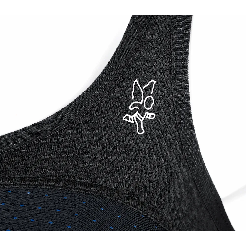 Détail du logo sur la bretelle avant de la brassière Top' Strap Original Thuasne Sport noire