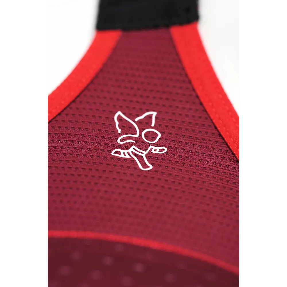 Détail du logo Thuasne Sport et du tissu du dos de la brassière Top' Strap X-Back bordeaux et rouge
